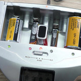 1 testeur de piles universel  + 1 chargeur de piles universel avec écran LCD - Livraison offerte