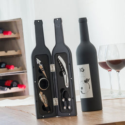 Set de 5 accessoires de vin en forme de bouteille - Inclus : Doseur, Tire-bouchon, Bague anti-goutte, Coupeur de scéllés, Bouchons pour bouteilles de vin - Livraison offerte