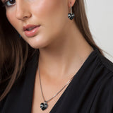 Une parure (1 collier + 2 boucles d'oreilles ) ornée de Cristaux Swarovsky® - Livraison offerte